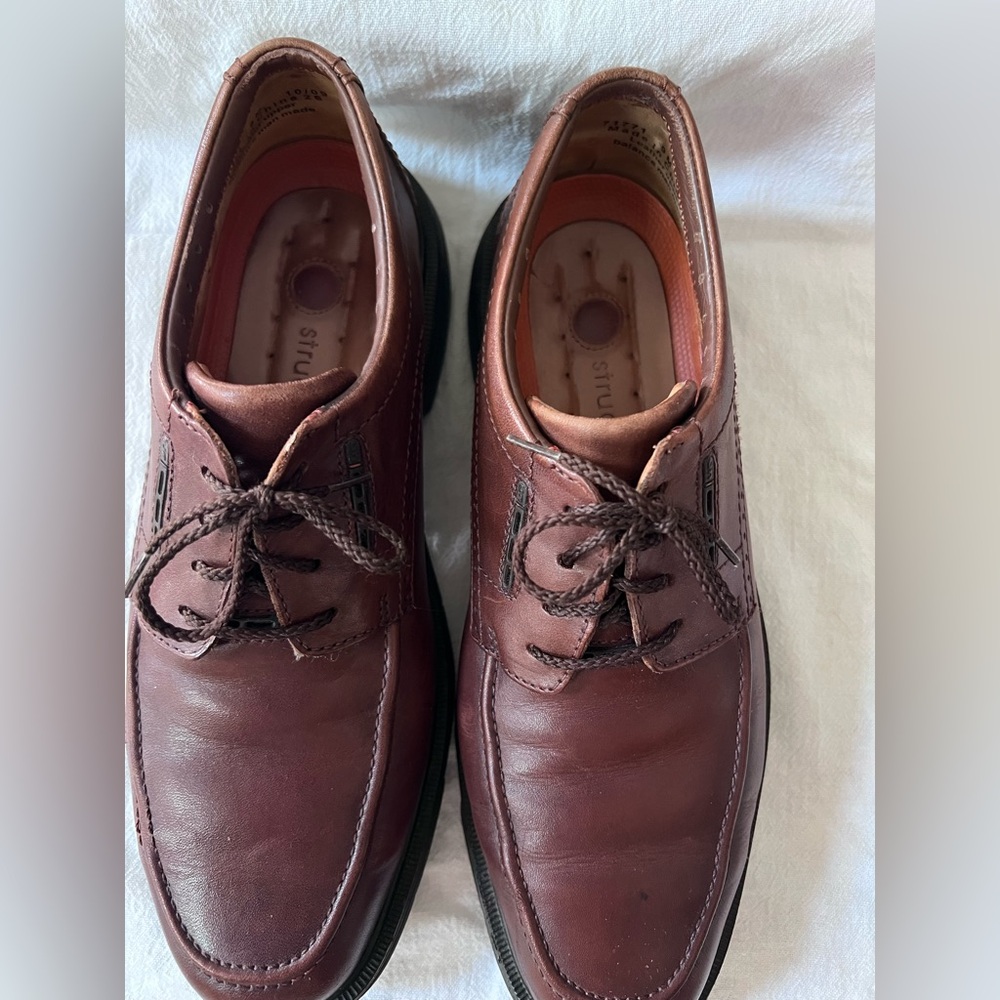 Excellent Condition!  Clarks Men's Structured Mahogany Leather Size 9